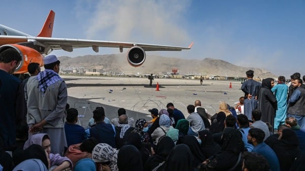 在喀布尔机场，想办法登机逃离的阿富汗平民。