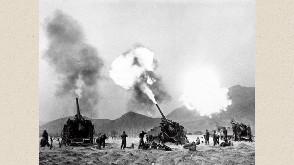 1951年美軍155mm自走砲在向漢城北部開火