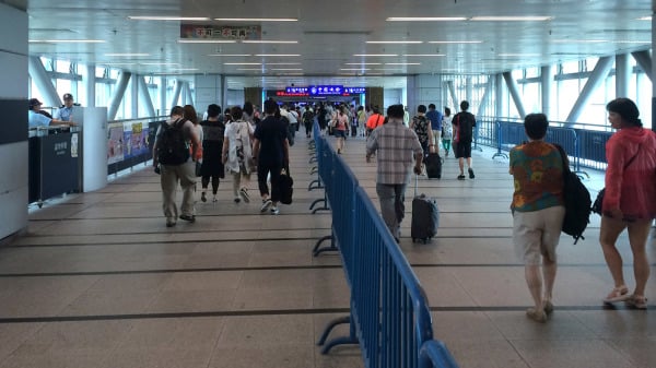 海關助理關長吳潔貞表示，旅客不可攜帶大量相關藥物離境，否則可能違法。圖為香港深圳邊境的羅湖口岸。（圖片來源：Wpcpey/wikipeda/CC BY-SA 4.0）