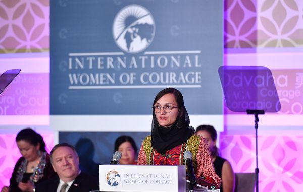 2020年3月4日，加法里在美国国务院举行的年度国际妇女勇气奖 (IWOC) 颁奖典礼上发表讲话。