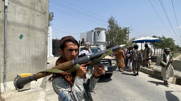 一名手持RPG火箭榴彈的塔利班成員站在喀布爾內政部入口處