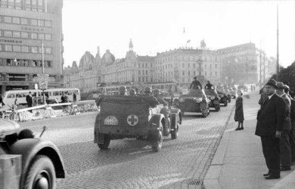 1940年5月，德军驾车驶入挪威首都奥斯陆。（图片来源：维基百科 CC BY-SA 3.0）