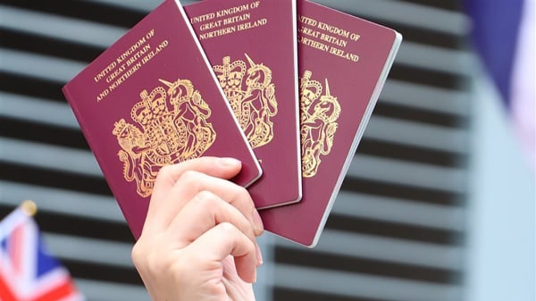 《港版國安法》實施後已有約14萬的港人透過BNO簽證移民英國。圖為香港BNO護照。（圖片來源：中央社）