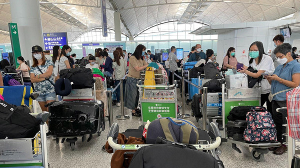 每日由香港机场离港的市民都大排长龙。（图片来源：读者提供）