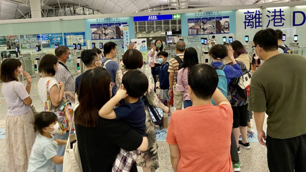 图为香港机场的离境人潮。（图片来源：VOA）