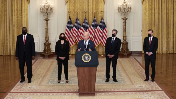 图为2021年8月20日，拜登在白宫发表讲话介绍阿富汗局势，后面从左到右站着他的国防部长、副总统、国务卿和白宫国安顾问。