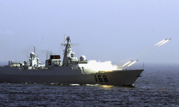 一艘中国驱逐舰在海上封锁演习中发射导弹
