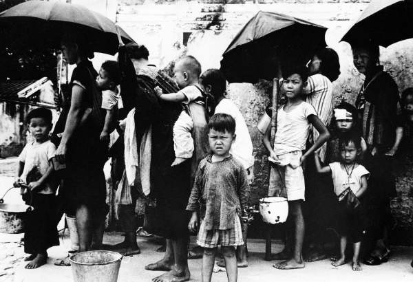 中国“大跃进”造成了大规模饥荒。图为1962年5月拍摄的中国难民在香港排队吃饭的照片。