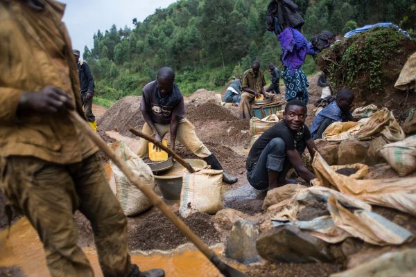 2017年3月30日，人们在刚果民主共和国布卡武北部的Kalimbi锡石手工采矿场工作
