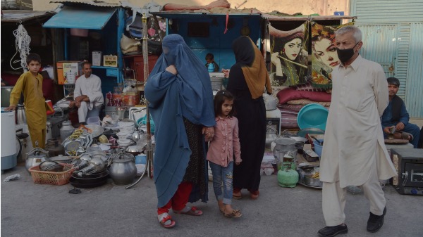 2021年8月25日，阿富汗妇女在首都喀布尔一个市场上购买家用品