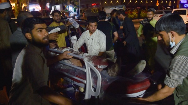 2021年8月26日，一名在喀布爾機場附近的爆炸中的傷者正在被送醫。（圖片來源：WAKIL KOHSAR/AFP via Getty Images)