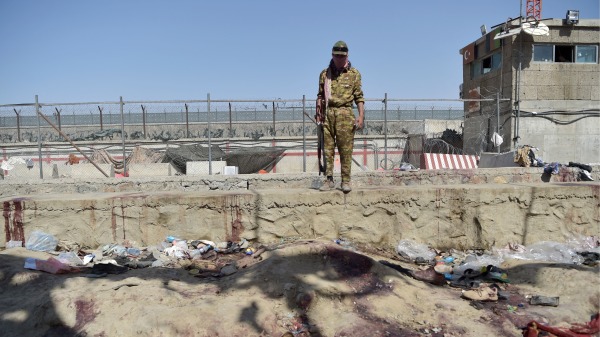 2021年8月27日，一名塔利班成员在喀布尔机场自杀炸弹现场