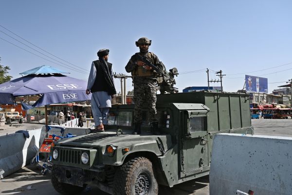 图为2021年8月29日， 塔利班武装分子驾驶缴获的美军军车在喀布尔机场外巡视。 