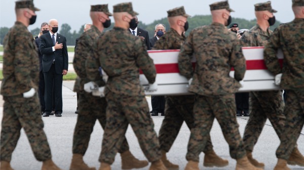 2021年8月29日，美国总统拜登赴特拉华州多佛空军基地，迎接在阿富汗喀布尔机场袭击中丧生的13名美国军人的遗体。（图片来源：SAUL LOEB/AFP via Getty Images）
