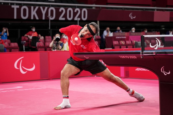在2021東京帕運會上，48歲的埃及乒乓球選手哈馬托（Ibrahim Hamadtou）以其獨特的發球方式，獲得外界的高度關注。