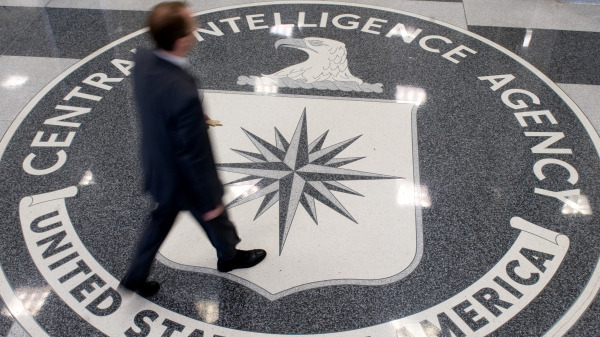 在美国弗吉尼亚州兰利的中央情报局（CIA）总部大厅，地面上的CIA标志