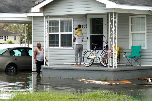 2021年8月30日，一夜的4级飓风艾达（Ida）过后，路易斯安那州拉普拉斯（Laplace）的一户人家在调查他们的房子的受损情况。
