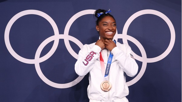 2021年8月3日，美國體操巨星拜爾斯摘得東京奧運會平衡木的銅牌。（圖片來源：Laurence Griffiths/Getty Images）