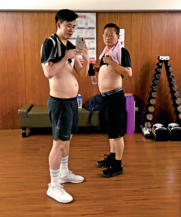 變胖的當時，體脂24%，肚子看起來比旁邊的老爸還大。