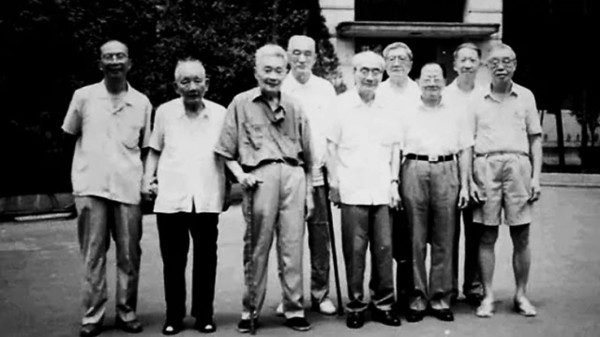1997年7月29日在上海的部分《元照英美法词典》审订学者合影，左起分别为潘汉典、周枏、卢绳祖、许之森、蔡晋、徐开墅、高文彬、浦增元、郭念祖。