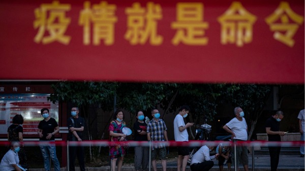 8月3日，湖北省武汉市居民排队进行COVID-19核酸检测。