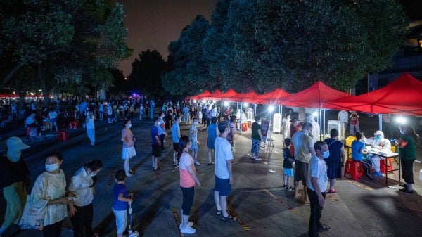 今年8月3日，武汉市民连夜排队进行Covid-19 核酸检测。