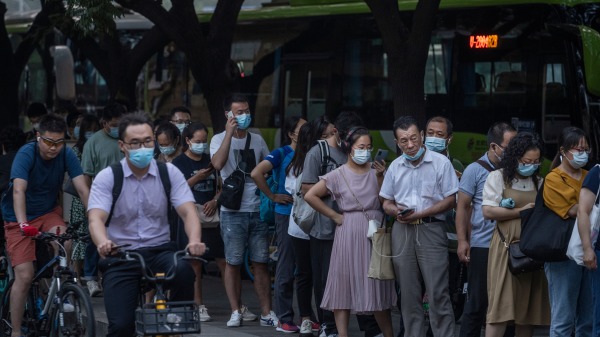 8月4日，北京民众罩等候公车时戴着口罩，防止日益严峻的delta病毒传播