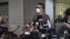 获准签保守行为黄耀明法院外清唱《问我》(图)