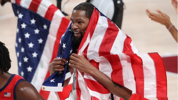 美国男篮的杜兰特于2021年8月7日在东京奥运会男子篮球对阵法国队的决赛中获胜后庆祝。