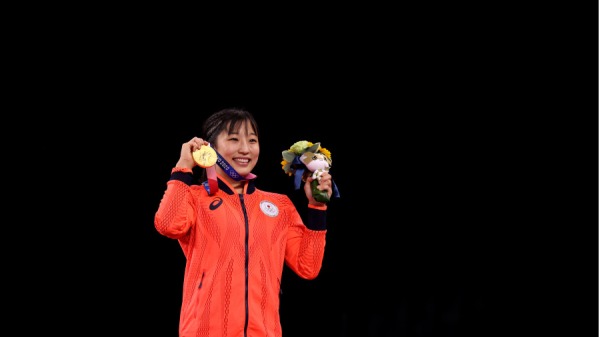 东京奥运女子角力自由式的50公斤级比赛，由担任日本女掌旗官的须崎优衣（Yui Susaki）获得金牌