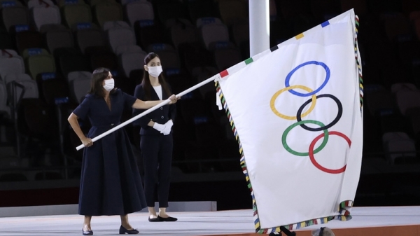 東京奧運閉幕典禮8日晚間在新宿國立競技場舉行，下屆2024年奧運將在法國巴黎登場，巴黎市長伊達戈（Anne Hidalgo）（左）也出席完成奧運會旗交接，相約3年後巴黎再見。