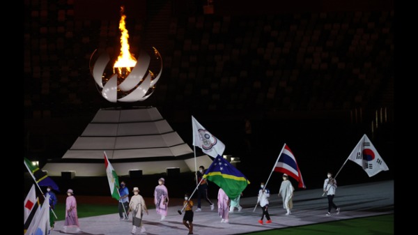 2020东京奥运8日晚间举行闭幕式，各国运动员代表高举旗帜进场