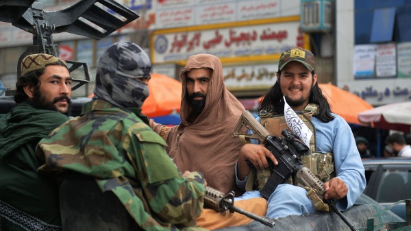 2021年8月31日，美军撤离阿富汗后，塔利班士兵在首都喀布尔沿街巡逻。（图片来源：HOSHANG HASHIMI/AFP via Getty Images)