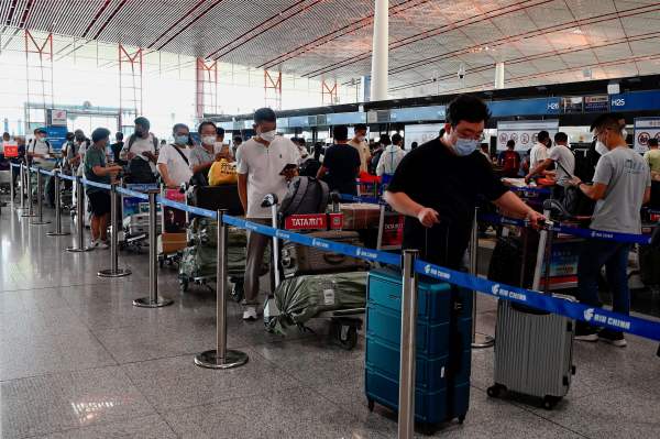 戴着口罩的乘客在北京机场
