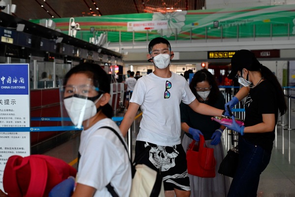 戴着口罩的乘客在机场