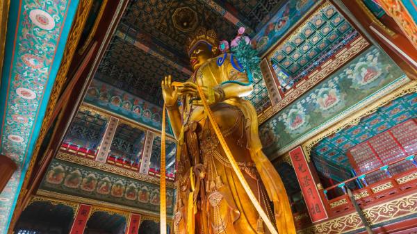 北京雍和宮的正殿，有一尊高大的彌勒佛像。