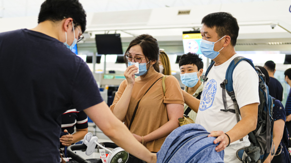 港人在机场与亲友离别时不禁落泪。（图片来源：Sawayasu Tsuji/Getty Images）