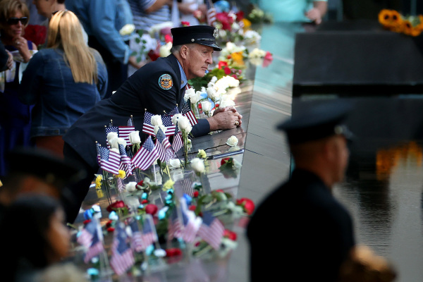 2021年9月11日，纽约曼哈顿世贸中心遗址（也称“归零地”），许多美国人来这里纪念20年前在“9/11”恐怖袭击中丧失的近3,000条生命。（图片来源：Chip Somodevilla/Getty Images）