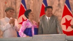 朝鮮閱兵式上和金正恩搭肩勾手的人是她(圖)