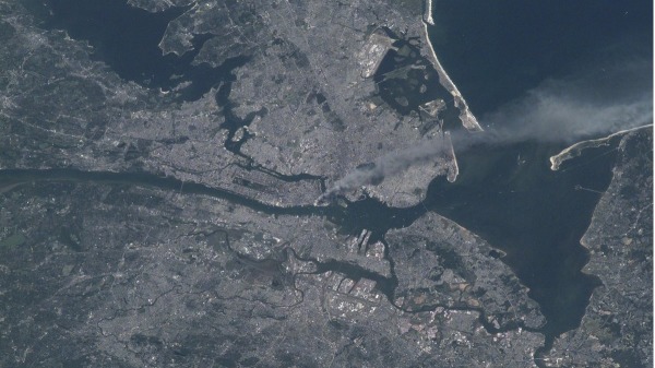 2001年9月11日，宇航員卡博森（Frank Culbertson）當時在國際空間站拍攝到的911恐襲事件發生時的紐約市。（圖片來源：美國宇航局NASA）