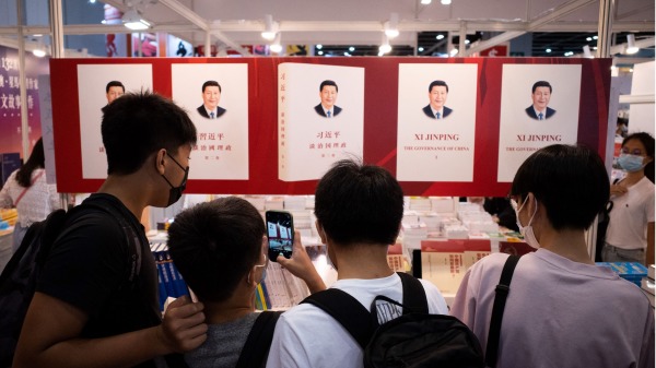 2021年7月17日，香港年度書展上展示習近平著作。（圖片來源：BERTHA WANG/AFP via Getty Images）