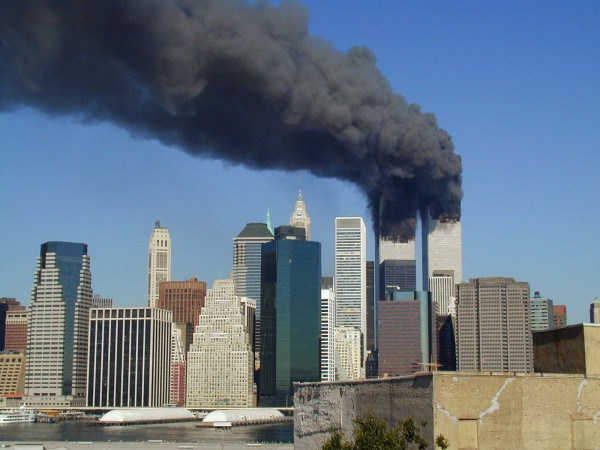 2001年9月11日，纽约曼哈顿世贸中心遭到恐怖袭击。