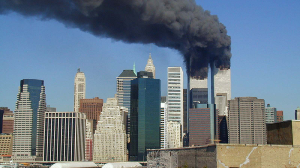 2001年9月11日，纽约曼哈顿世贸中心遭到恐怖袭击。