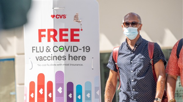 图为2021年9月6日，美国纽约市一家CVS药店外免费接种新冠病毒COVID-19疫苗的标示牌。 