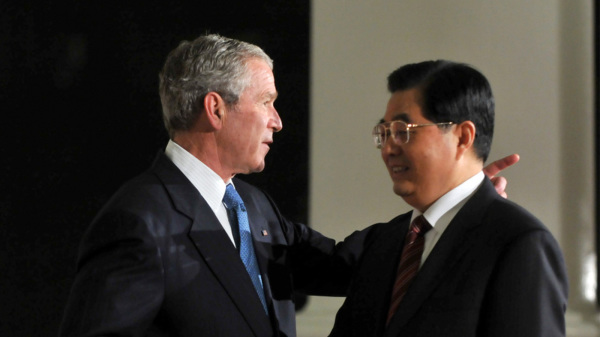 911事件令中共成為最大得益者。圖為時任美國總統小布什和中共總書記胡錦濤。（圖片來源：Getty Images）