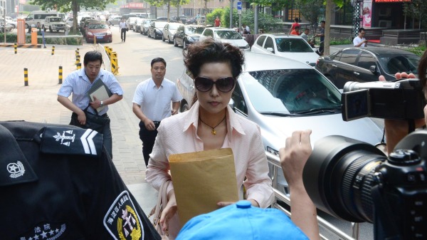 2013年8月20日，李雙江妻子夢鴿因兒子李天一強姦案被媒體記者追問。