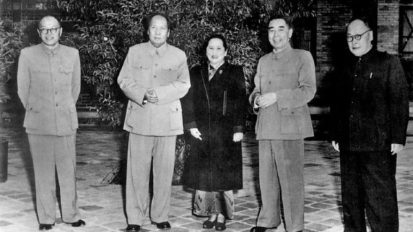 1956年10月，張聞天、毛澤東、宋慶齡、周恩來、陳毅（從左至右）在北京中南海。