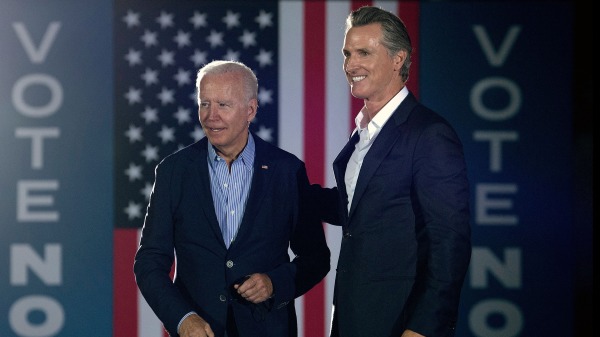 拜登（Biden，左）在美國加利福尼亞州參加加州州長加文．紐瑟姆（Gavin Newsom，右）的反罷免集會