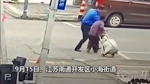 江苏省南通市一城管人员执行公务时拎摔老人。