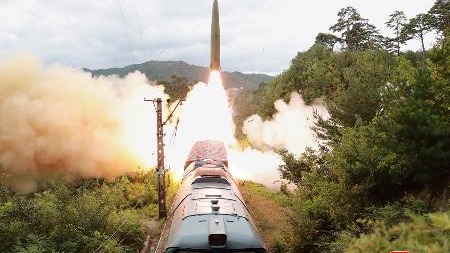 朝鲜官媒《朝中社》报导，15日朝向日本海发射的2枚飞弹，是由“铁道机动导弹团”执行的射击训练